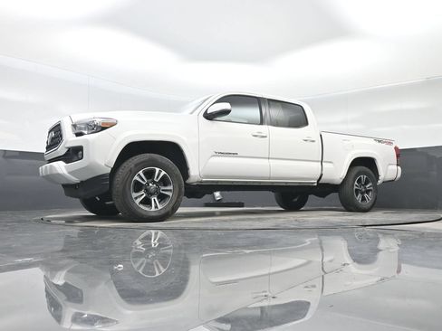 Used 2019 Toyota Tacoma TRD Sport AWD/4WD image 26