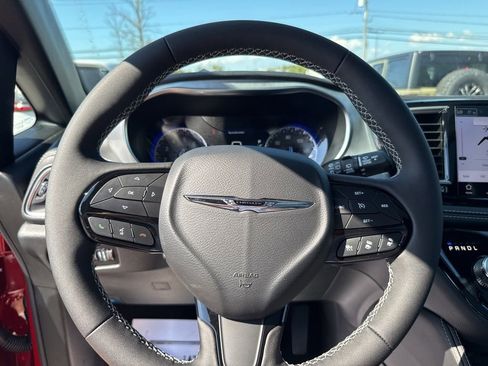 New 2026 Chrysler Pacifica Limited w/ Uconnect Theater Family Group image 22