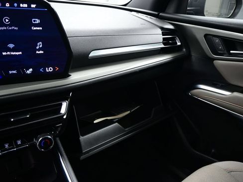 Used 2025 Chevrolet Traverse LT AWD/4WD image 19