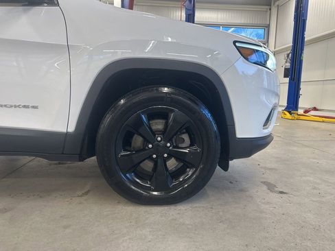 Used 2019 Jeep Cherokee Limited AWD/4WD image 34