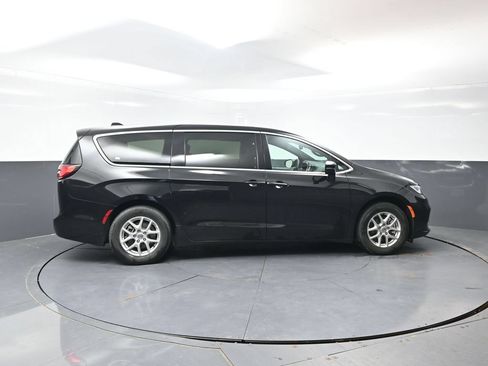 Used 2025 Chrysler Pacifica Select FWD image 4