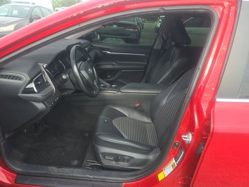 Used 2021 Toyota Camry SE FWD image 3
