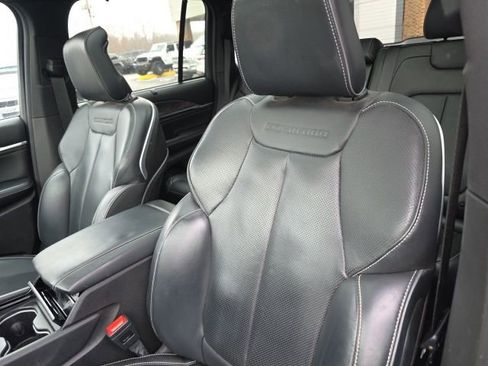 Used 2022 Jeep Grand Cherokee Overland w/ Advanced Protech Group III image 15