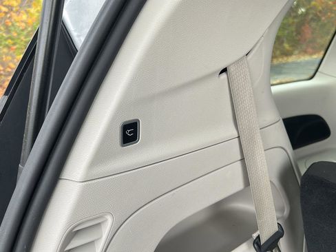 Used 2023 Chrysler Voyager LX image 17