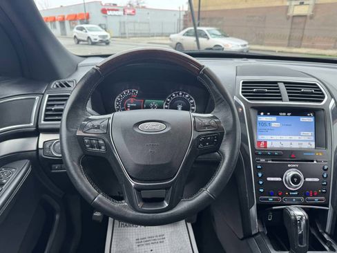 Used 2018 Ford Explorer Platinum image 12
