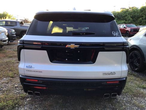Used 2025 Chevrolet Traverse High Country w/ LPO, Floor Liner Package FWD image 3