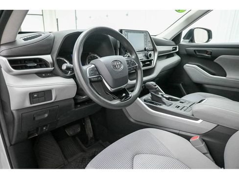 Used 2020 Toyota Highlander L AWD/4WD image 11