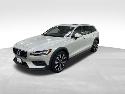 Used 2022 Volvo V60 T5 Cross Country w/ Advanced Package image 4