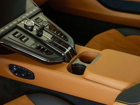 Used 2025 Aston Martin V8 Vantage Coupe RWD image 31