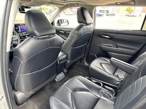 Used 2023 Toyota Highlander XLE image 19