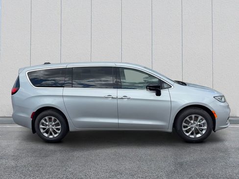 New 2026 Chrysler Pacifica Select AWD/4WD image 8