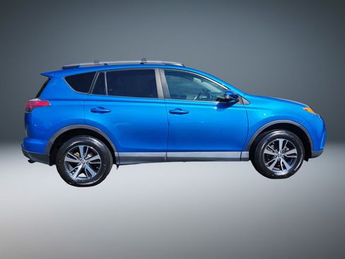 Used 2016 Toyota RAV4 XLE AWD/4WD image 2