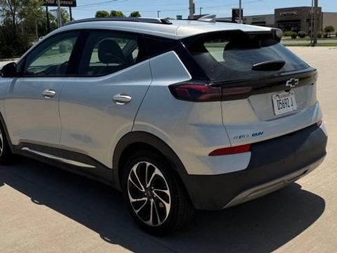 Used 2022 Chevrolet Bolt EUV Premier w/ Sun & Sound Package FWD image 9