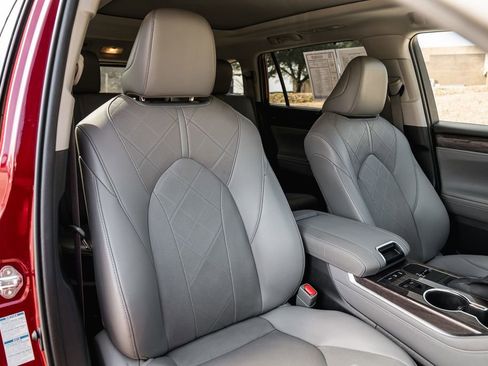 Certified 2021 Toyota Highlander Platinum image 46