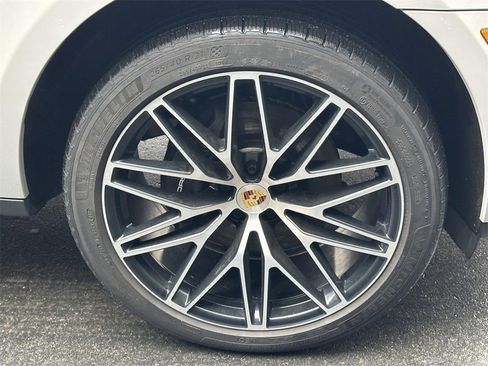 Used 2025 Porsche Macan image 10