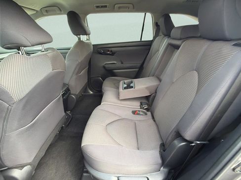 Used 2024 Toyota Highlander LE FWD image 15