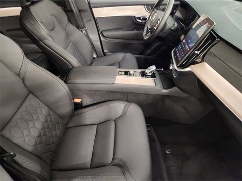 Used 2025 Volvo XC90 B5 Plus image 3