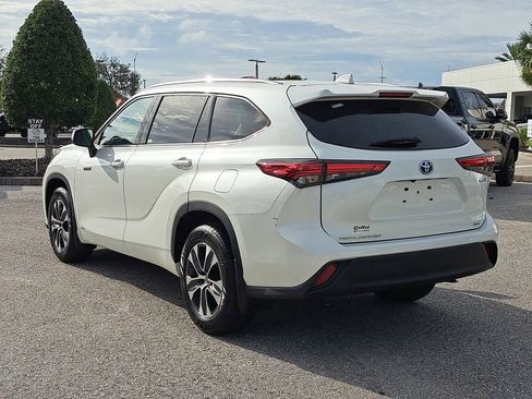 Certified 2021 Toyota Highlander XLE image 4