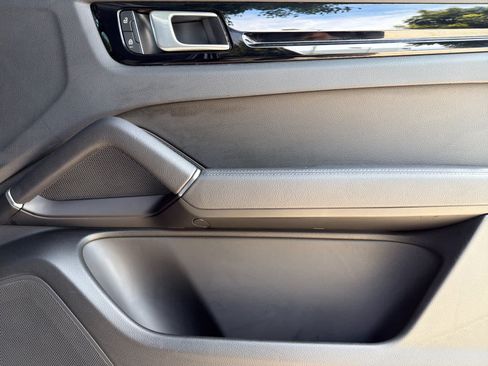 Certified 2023 Porsche Cayenne AWD/4WD image 19