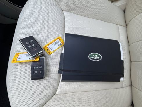 Certified 2025 Land Rover Range Rover SE AWD/4WD image 24