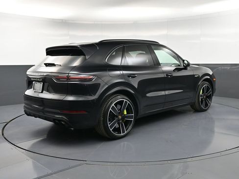 Certified 2022 Porsche Cayenne Turbo S AWD/4WD image 8