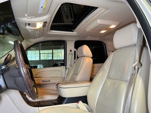 Used 2007 Cadillac Escalade AWD w/ Information Package image 25