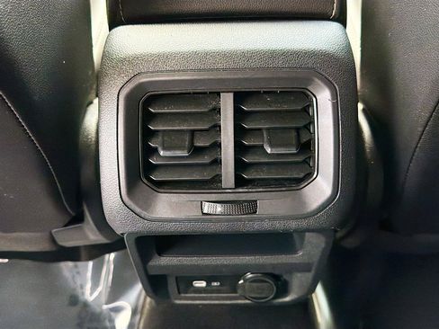 Used 2022 Volkswagen Tiguan SE image 19