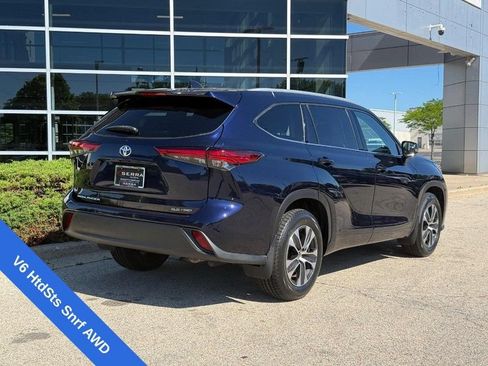 Used 2022 Toyota Highlander XLE AWD/4WD image 3