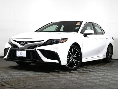 Used 2024 Toyota Camry SE w/ Cold Weather Package FWD image 1