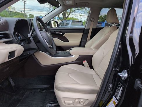 Used 2022 Toyota Highlander XLE AWD/4WD image 9
