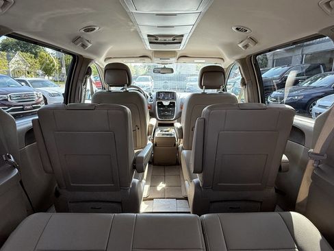 Used 2016 Chrysler Town & Country Touring w/ Driver Convenience Group image 27
