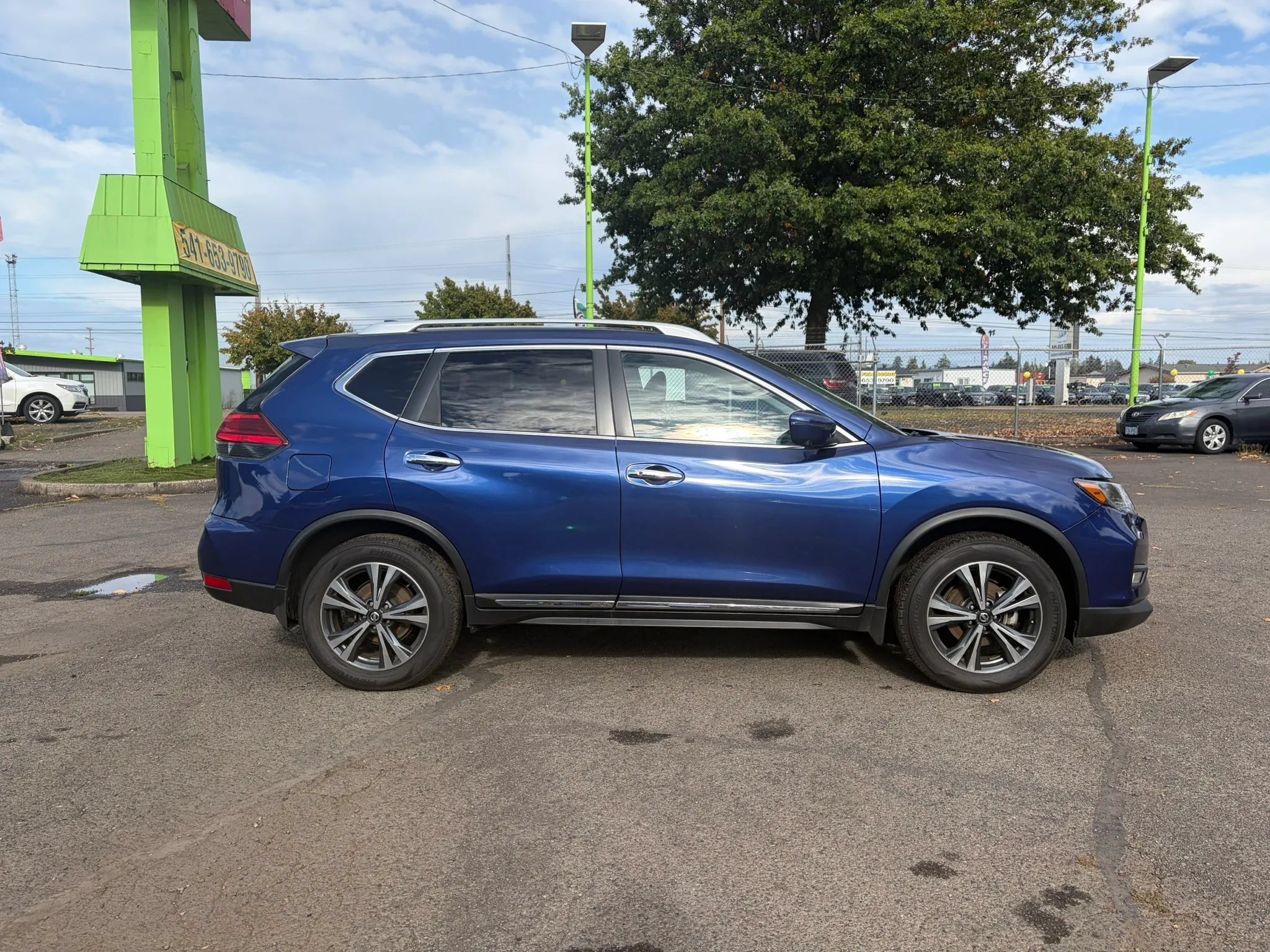 Used 2017 Nissan Rogue SL AWD/4WD image 2