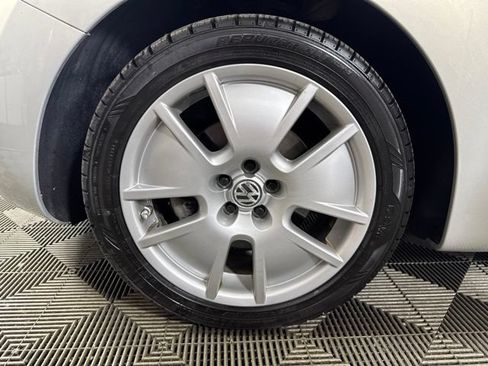 Used 2009 Volkswagen Beetle Blush FWD image 10