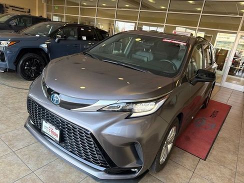 Used 2022 Toyota Sienna XSE w/ XSE Plus Package AWD/4WD image 2
