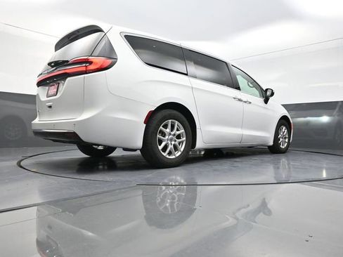 Used 2023 Chrysler Pacifica Touring-L image 31