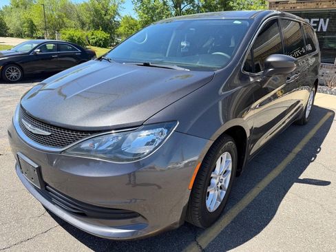 Used 2017 Chrysler Pacifica Touring FWD image 7