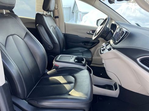 Used 2023 Chrysler Pacifica Touring-L image 30