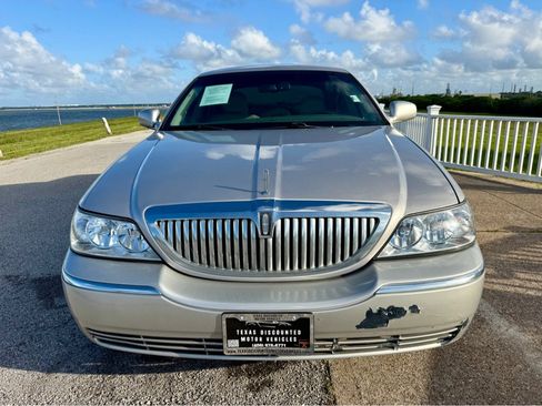 Used 2010 Lincoln Town Car Signature Limited RWD image 2