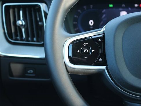 Used 2025 Volvo XC60 B5 Plus image 26