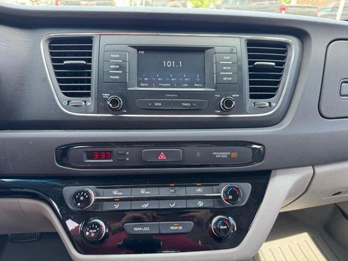 Used 2017 Kia Sedona L FWD image 21