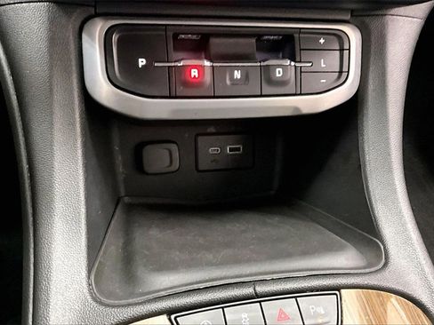 Used 2021 GMC Acadia SLE image 24