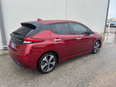 Used 2022 Nissan Leaf SV image 2