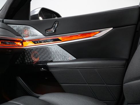 Used 2023 BMW 760i xDrive w/ Parking Assistance Package image 13