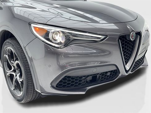 Used 2023 Alfa Romeo Stelvio Ti image 3