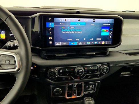Used 2025 Jeep Wrangler Sahara image 17