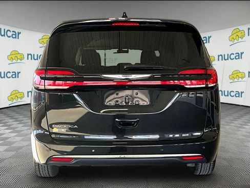 Used 2023 Chrysler Pacifica Touring-L image 5