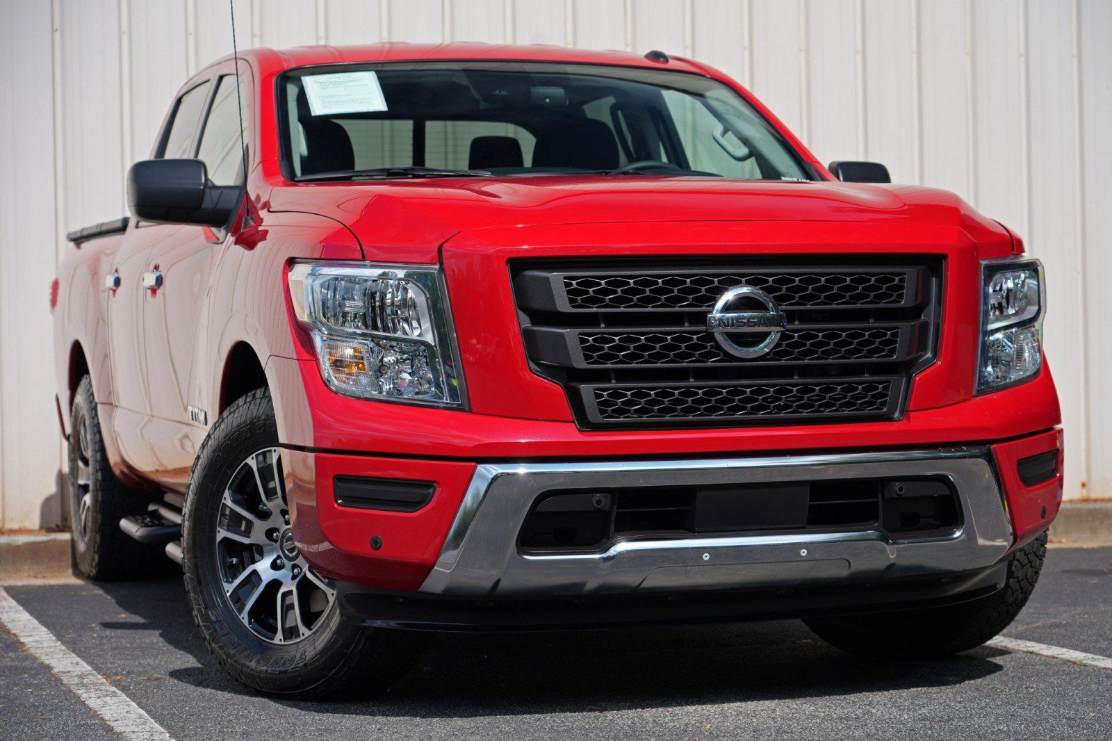 Used 2021 Nissan Titan SV w/ SV Convenience Package RWD image 2