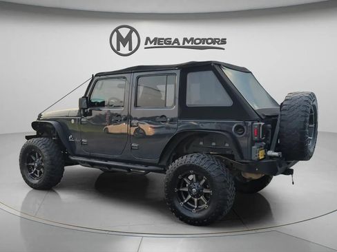 Used 2016 Jeep Wrangler Unlimited Rubicon w/ Connectivity Group AWD/4WD image 4