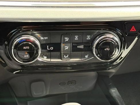 Used 2025 Chevrolet Trax LT w/ LT Convenience Package FWD image 17