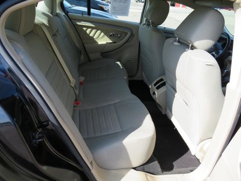 Used 2017 Ford Taurus SE image 9